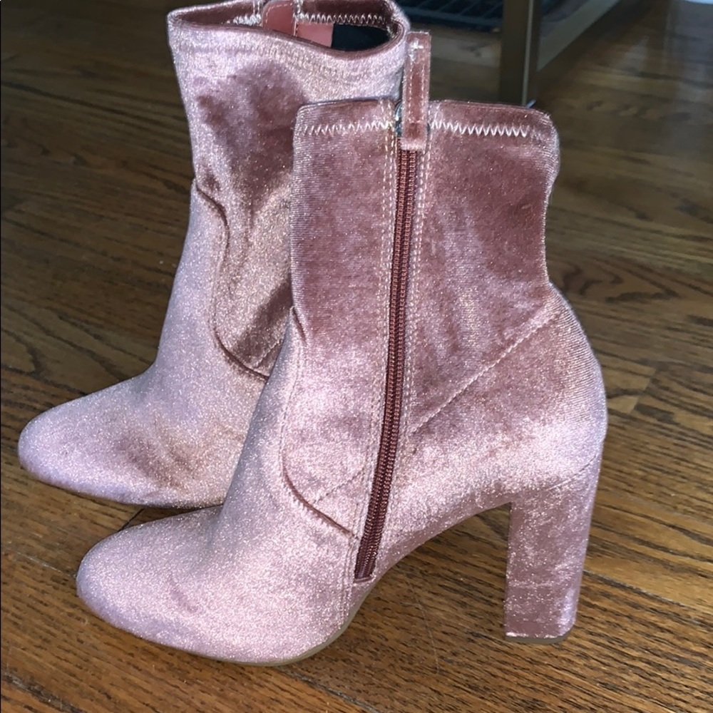 NEVER WORN editt Steve Madden blush velvet booties